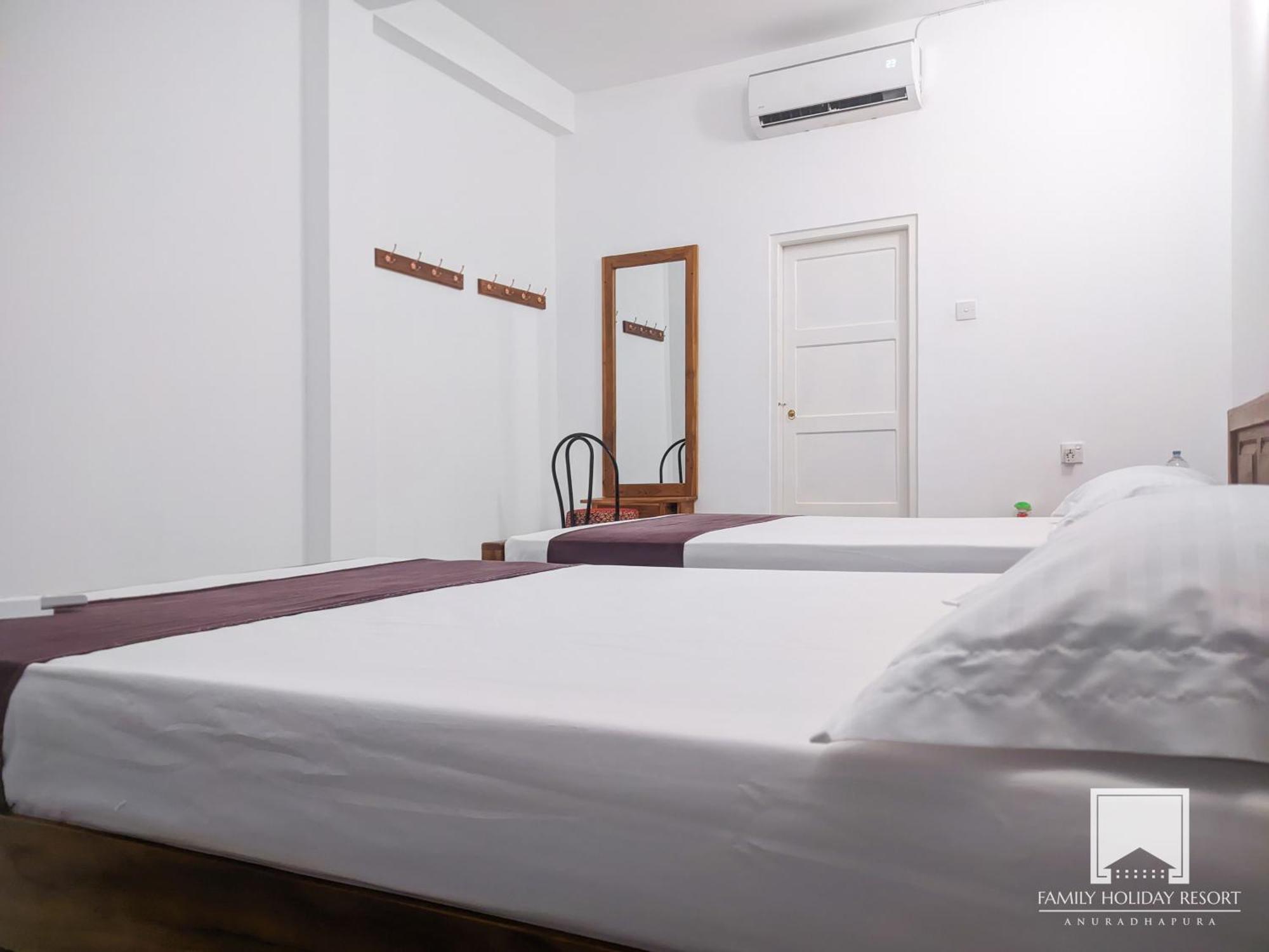 Family Holiday Resort Anuradhapura Bagian luar foto